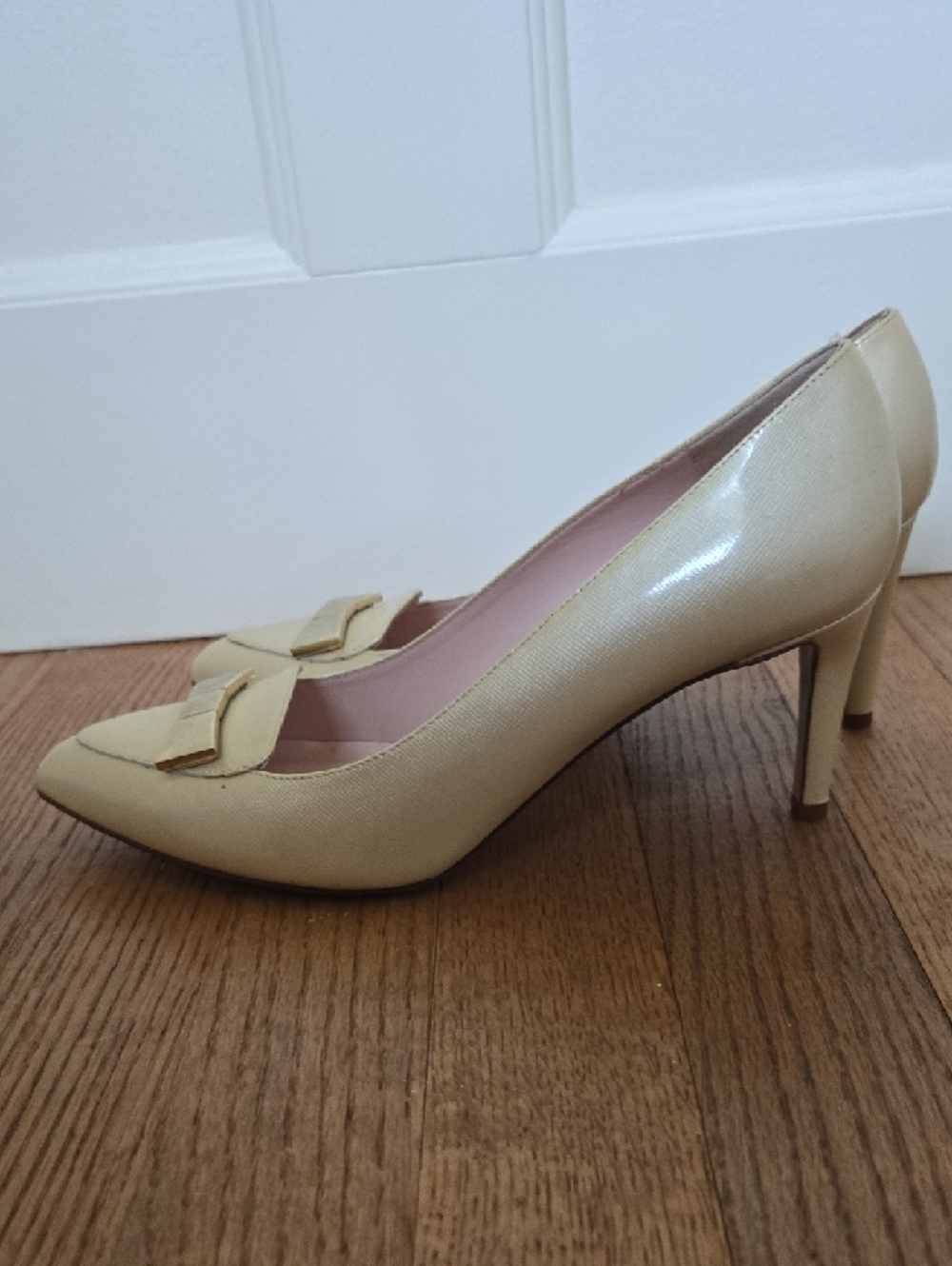 Kate Spade Pointed Toe Bow Pumps in Patent Cream 7.5 - Picture 5 of 8